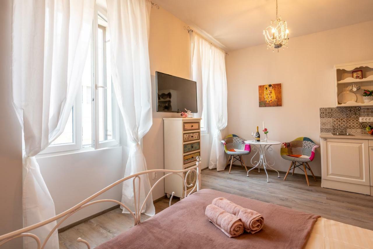 Old City Romantic Studios 3 Pula Luaran gambar