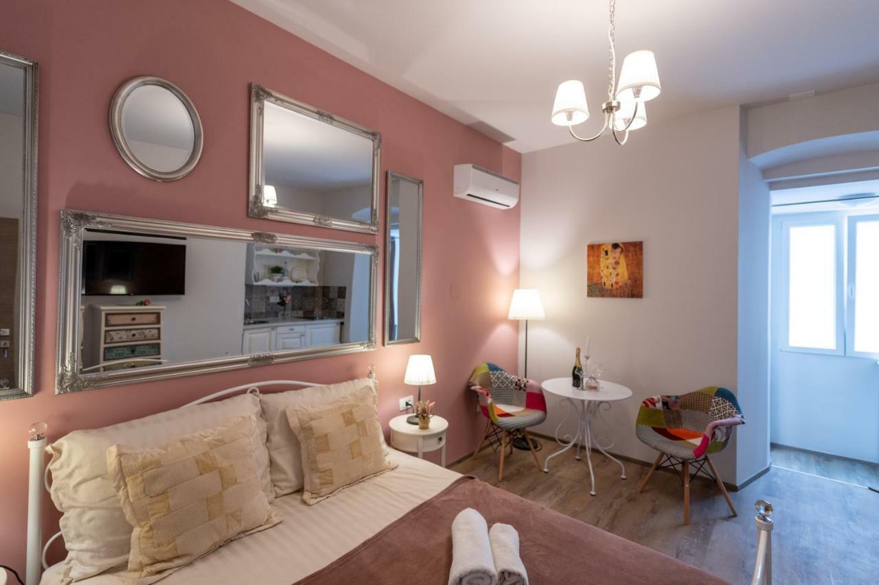 Old City Romantic Studios 3 Pula Luaran gambar