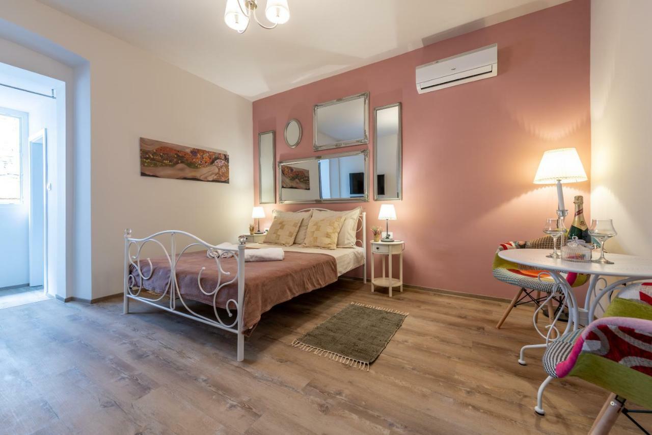 Old City Romantic Studios 3 Pula Luaran gambar